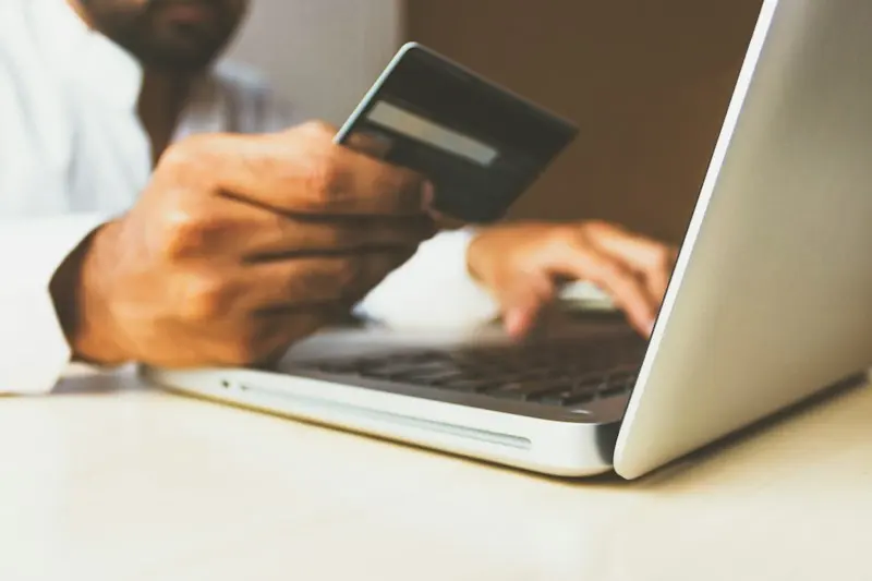 Paiement en ligne par carte bancaire sur un ordinateur portable