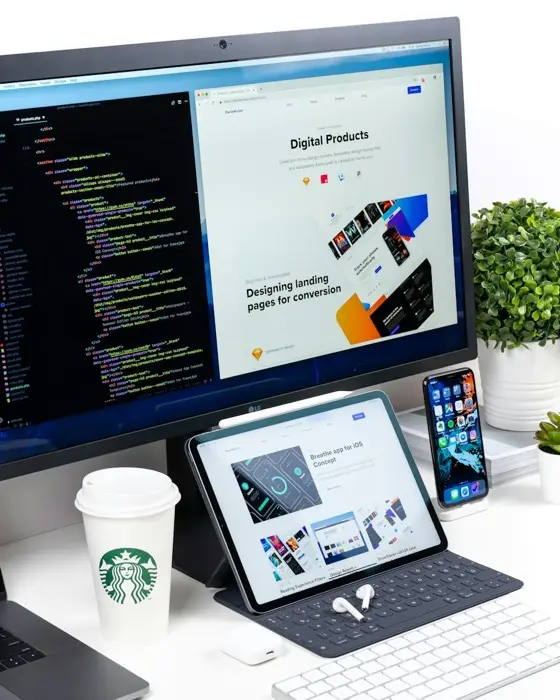 Un site internet présenté sur ordinateur, tablette et smartphone
